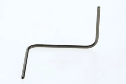 BOSCH Komponente mit L-förmigem Design, hergestellt aus Metall. Der Schlauch weist zwei unterschiedliche Längen und Durchmesser auf, geeignet für spezifische Anwendungen.